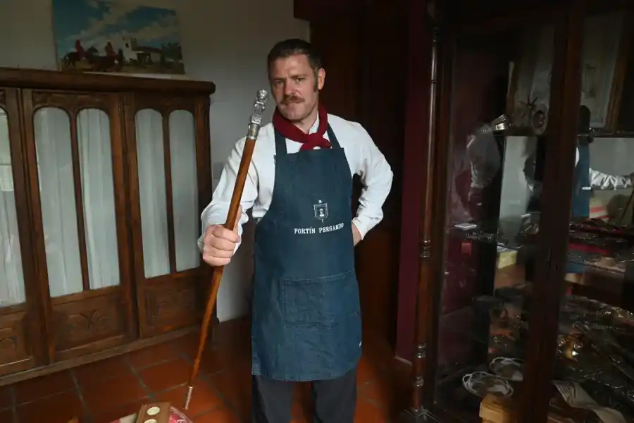 Un orfebre de Funes hizo un particular bastón presidencial para Milei