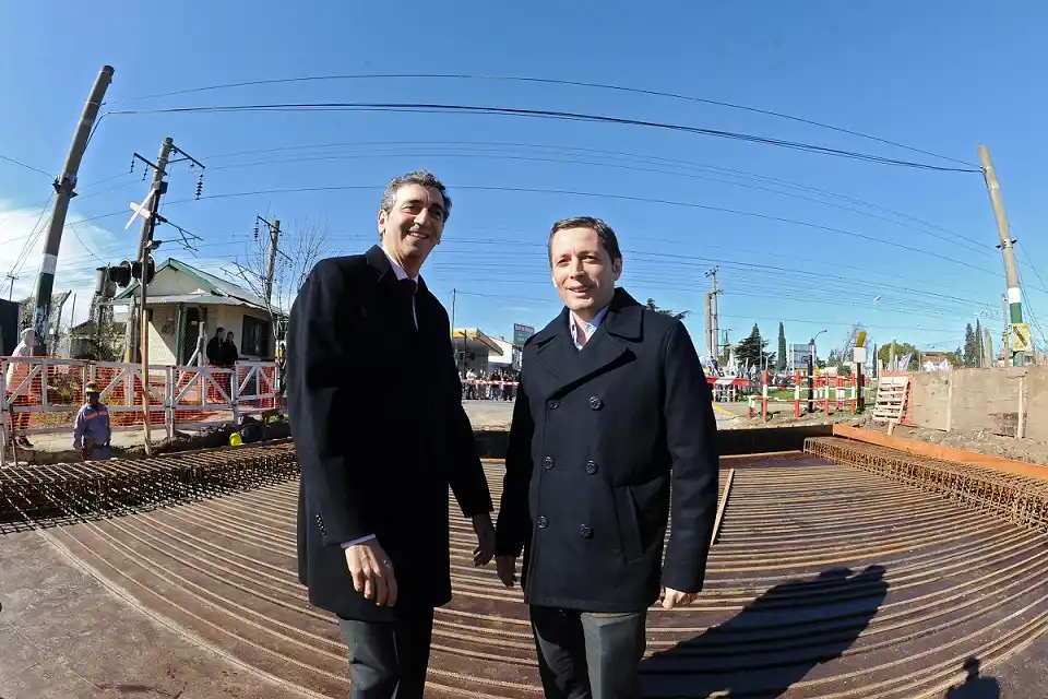Esteban Echeverría: Randazzo recorrió la construcción de los Pasos Bajo Nivel de la línea Roca