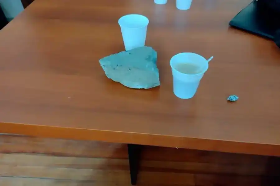 Esa piedra fue arrojada al Hall de la Legislatura y llevada a la sala de periodistas