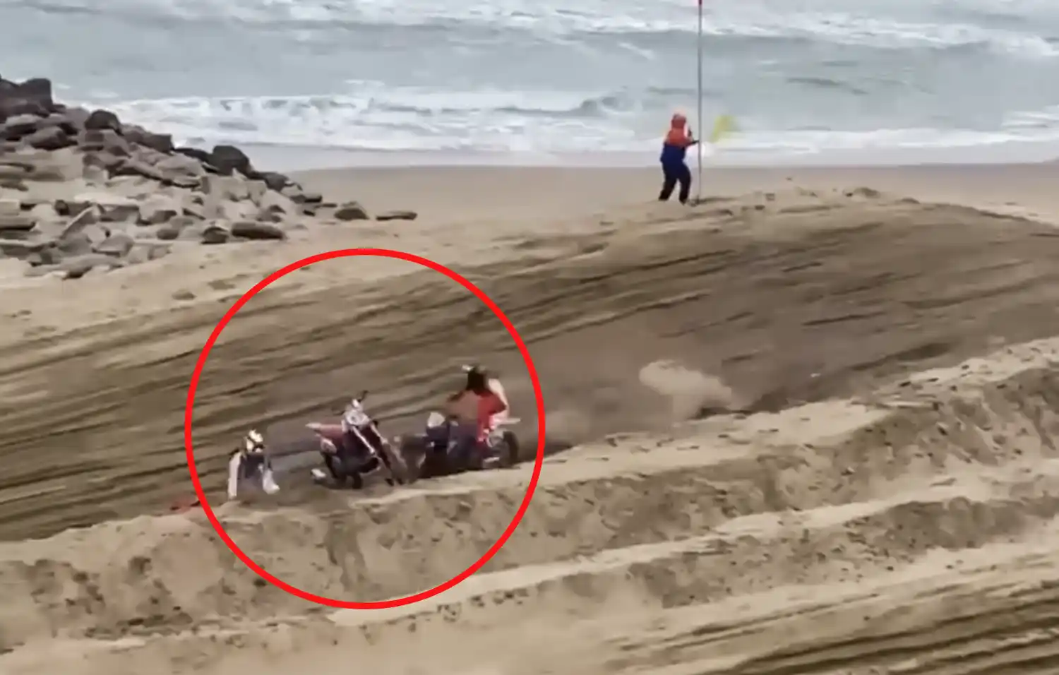 El piloto que intentaba levantar su moto, fue embestido por otros competidores. (Foto: Captura de video Pinamar 24)