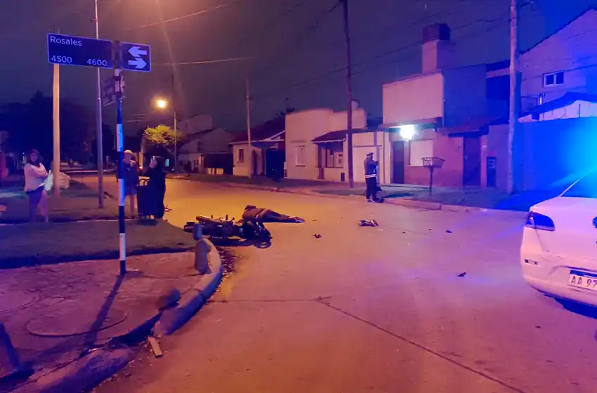 Muere motociclista tras colisionar contra un auto