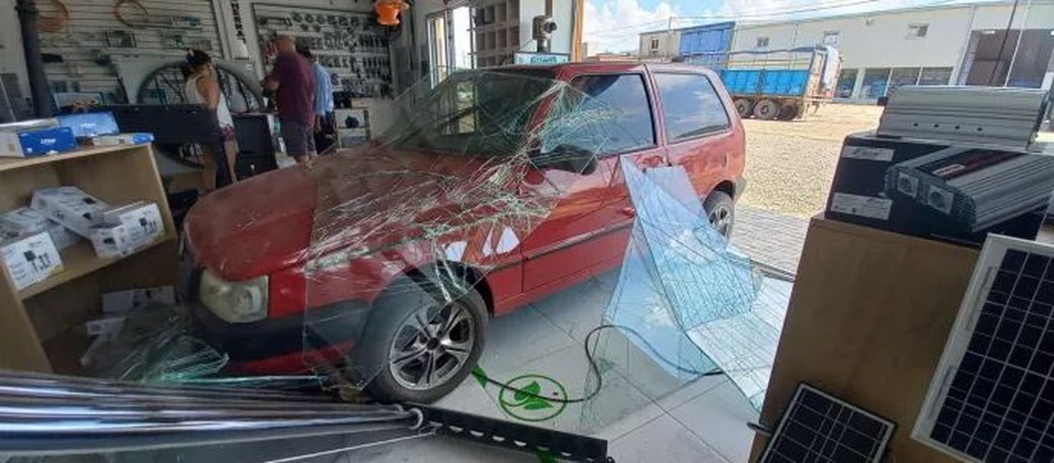 Se metió con su auto dentro de un local comercial y le dejó toda la vidriera destrozada