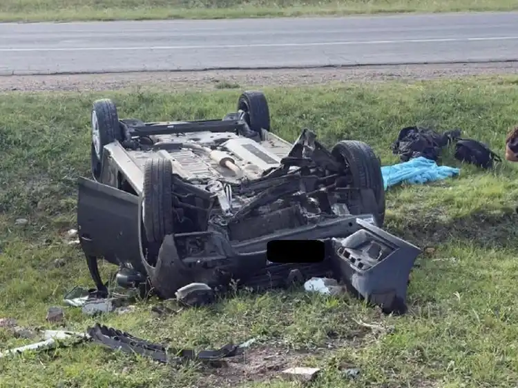 Bomberos de Gualeguaychú intervinieron en el vuelco de un auto en el ingreso a una estación de servicio de la Ruta 14