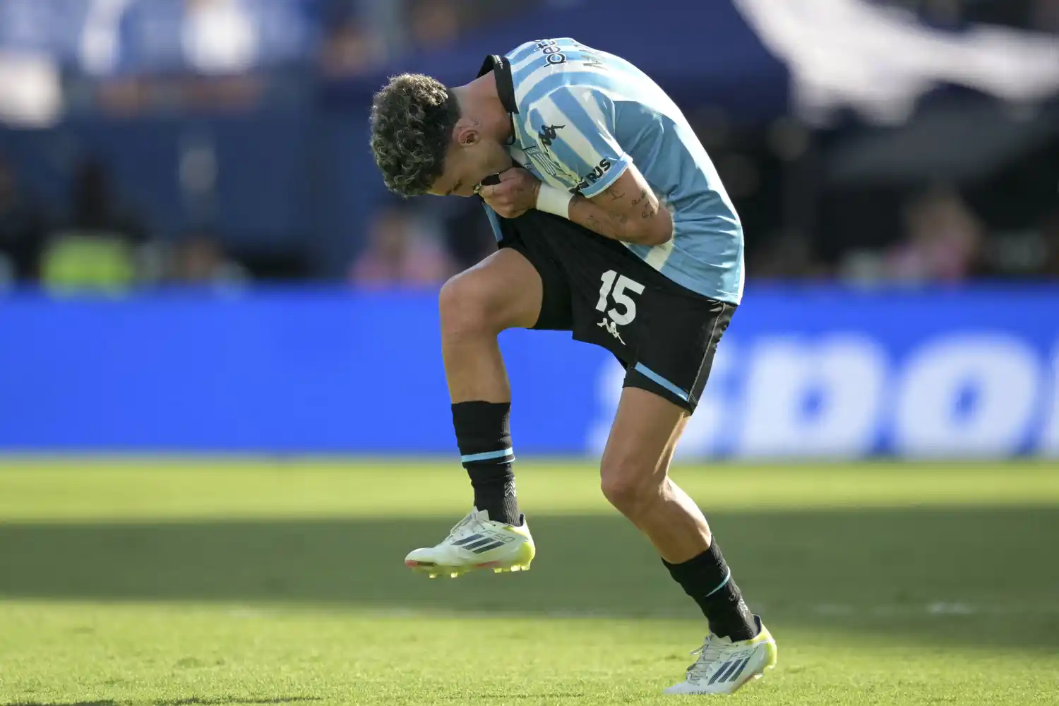 El festejo de Martirena por su gol, el primero del partido.