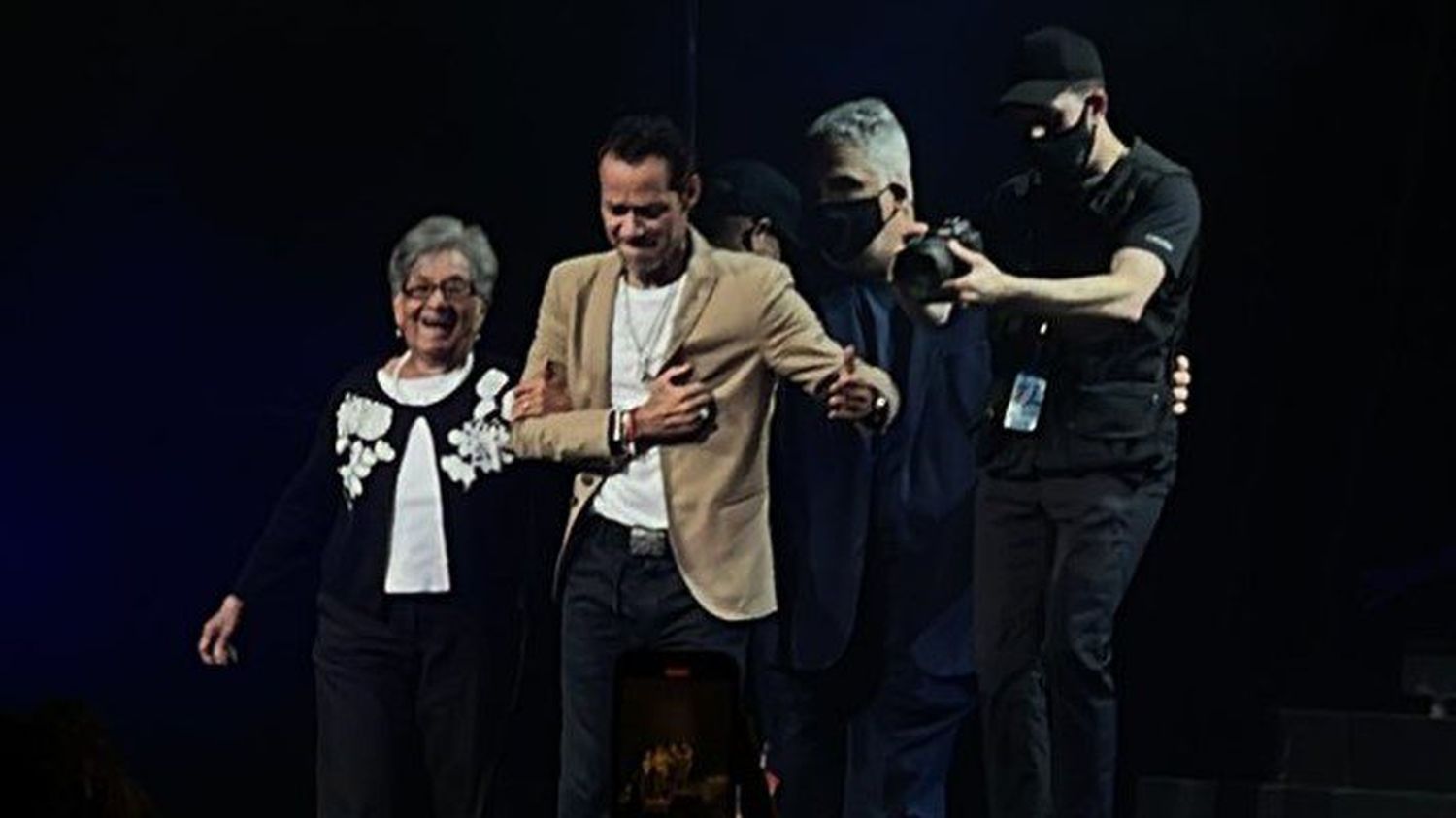 Marc Anthony vuelve a lucirse en vivo y le cumple sueño a abuelita de 95 años (Video)