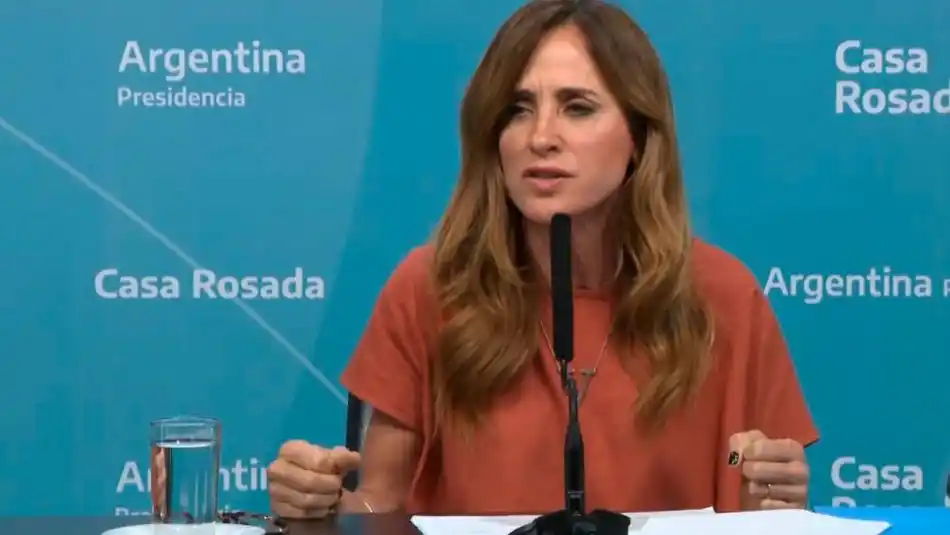 El Gobierno "descubrió" que le pagaba planes sociales a personas que compraban dólares y tenían autos de menos de 10 años