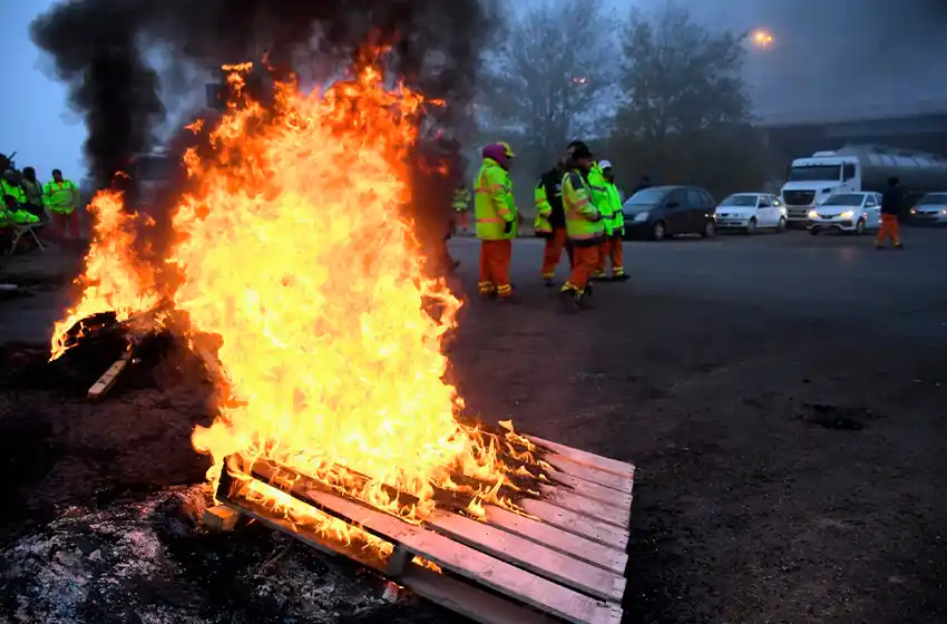 Paro y protesta de trabajadores portuarios en el acceso sur