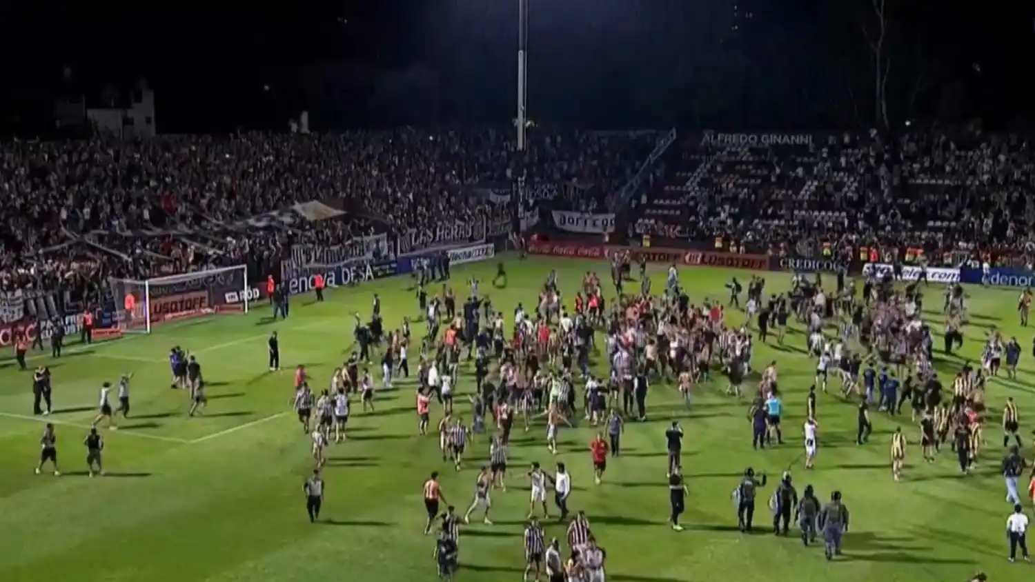 Vicente López: hinchas de Gimnasia de Mendoza invadieron el campo y la final por el ascenso a primera terminó en un caos