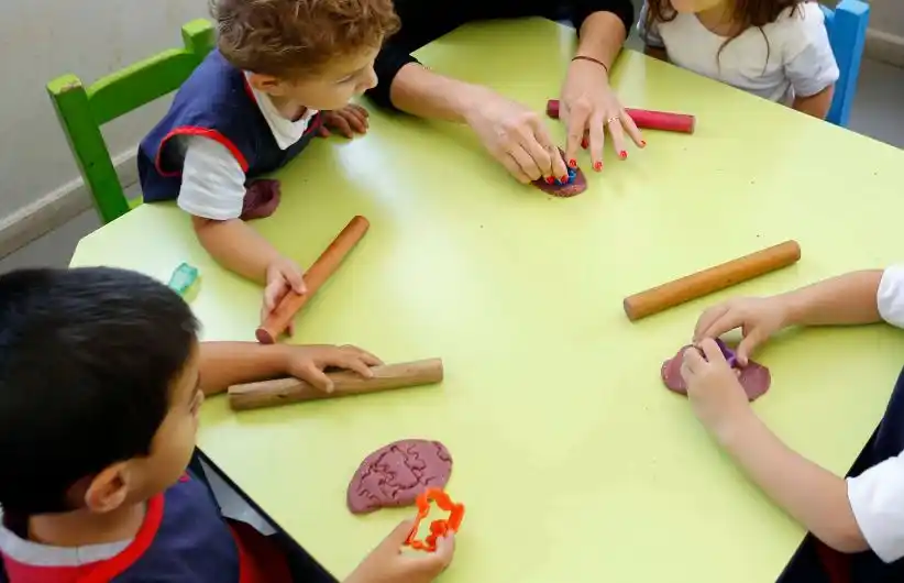 Apartan a una maestra jardinera por denuncias de abuso sexual a niños de 3 años