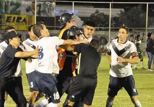 VIDEO: Casi linchan a los árbitros en la Final del Federal B