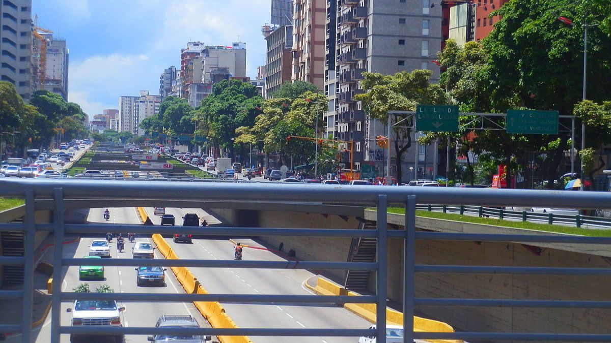 ¡IMPRUDENCIA AL VOLANTE! Madre e hija atropelladas por un vehículo frente a Plaza Venezuela (Video)
