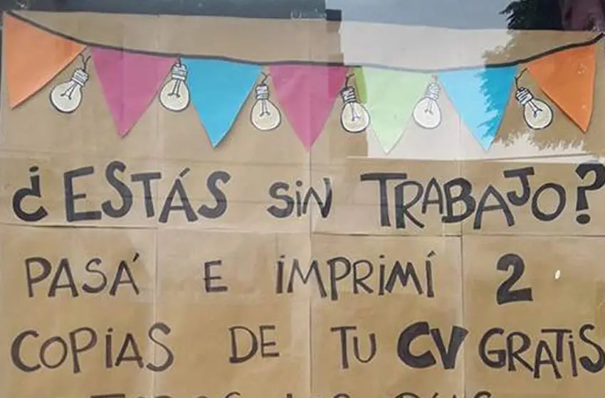 Un comercio imprime currículums gratis a personas que estén sin trabajo