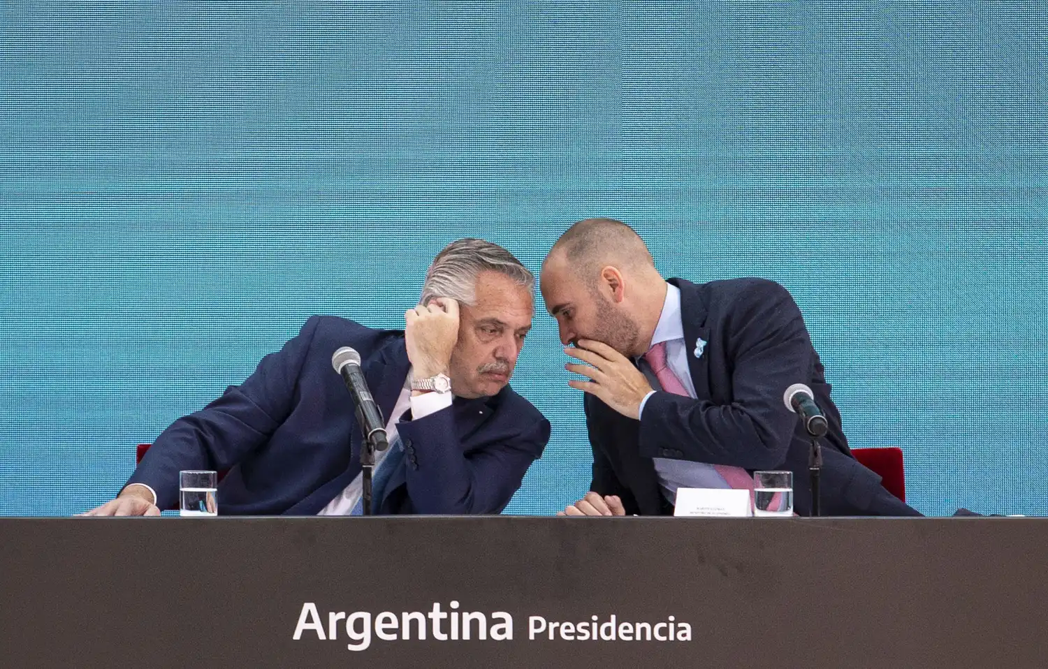 Alberto Fernández y Martín Guzmán, durante al acto de ayer.