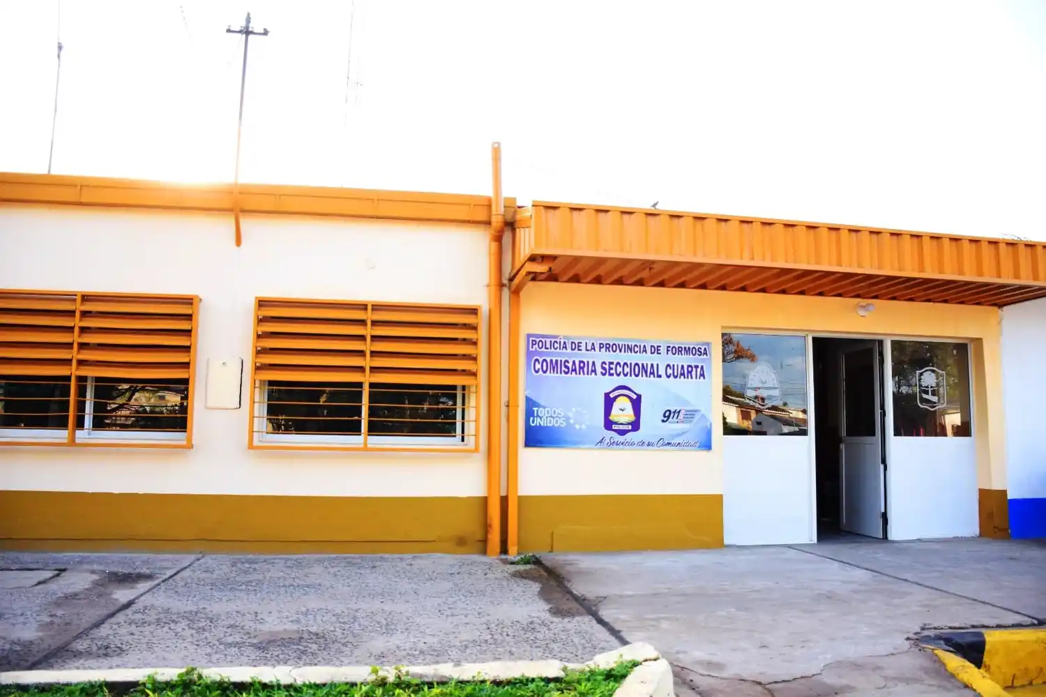 Un hombre agredió a dos policías y luego dañó la puerta de una comisaría