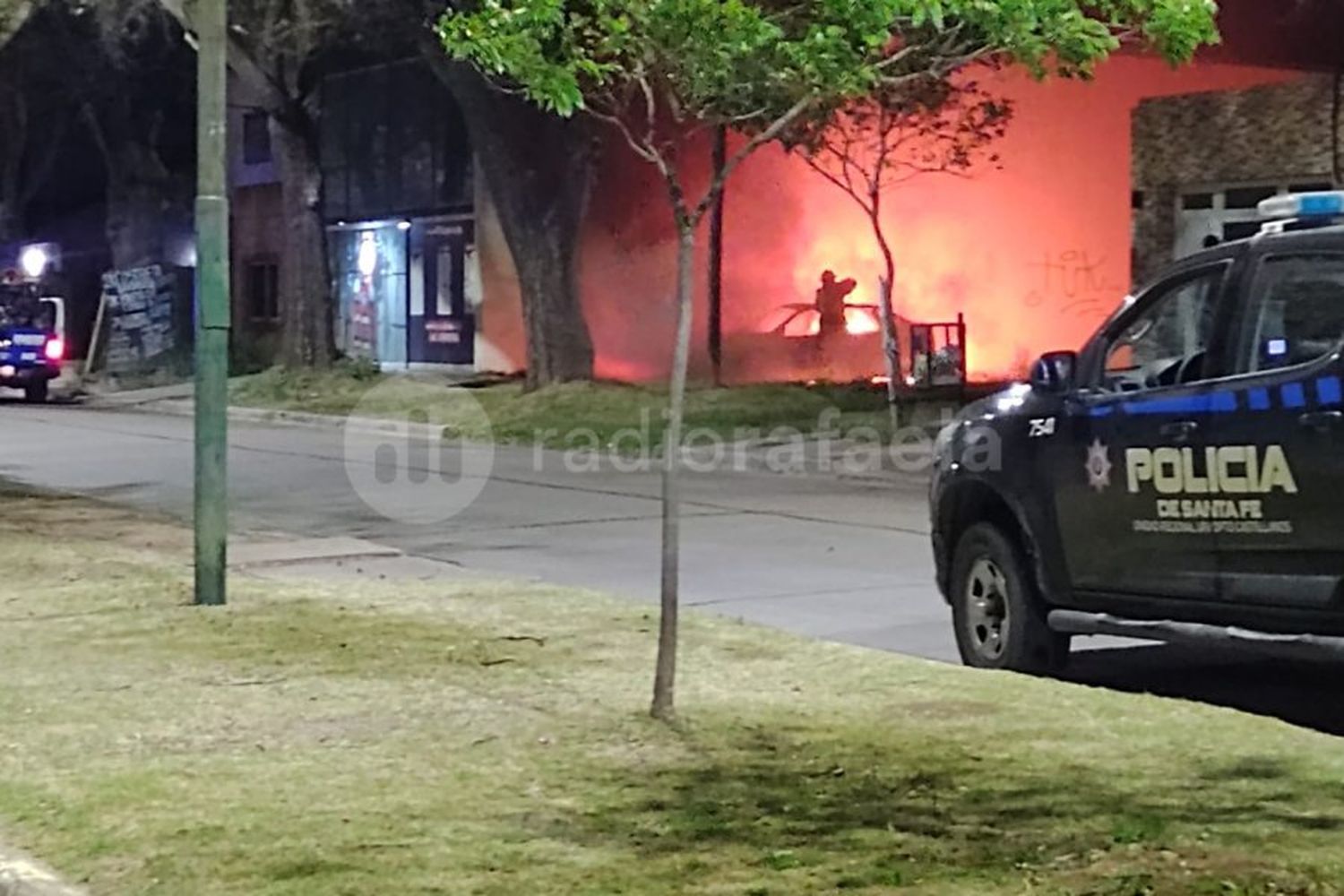 Un auto ardió en llamas en la madrugada cuando estaba estacionado en un lote baldío