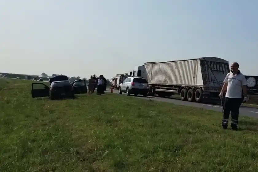 Mañana de choques: heridos en la autopista Rosario-Córdoba y en zona sudoeste por diferentes siniestros viales