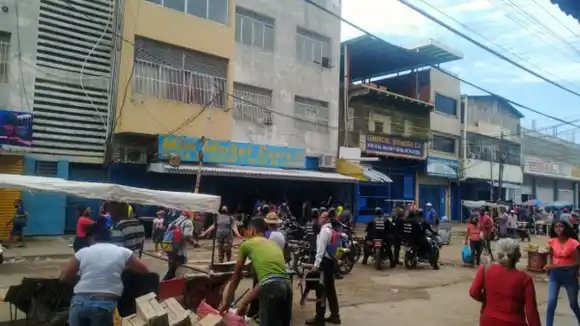 ¡ALERTA EN EL MERCADO MUNICIPAL!  Situación irregular puso a correr a comerciantes en Puerto La Cruz