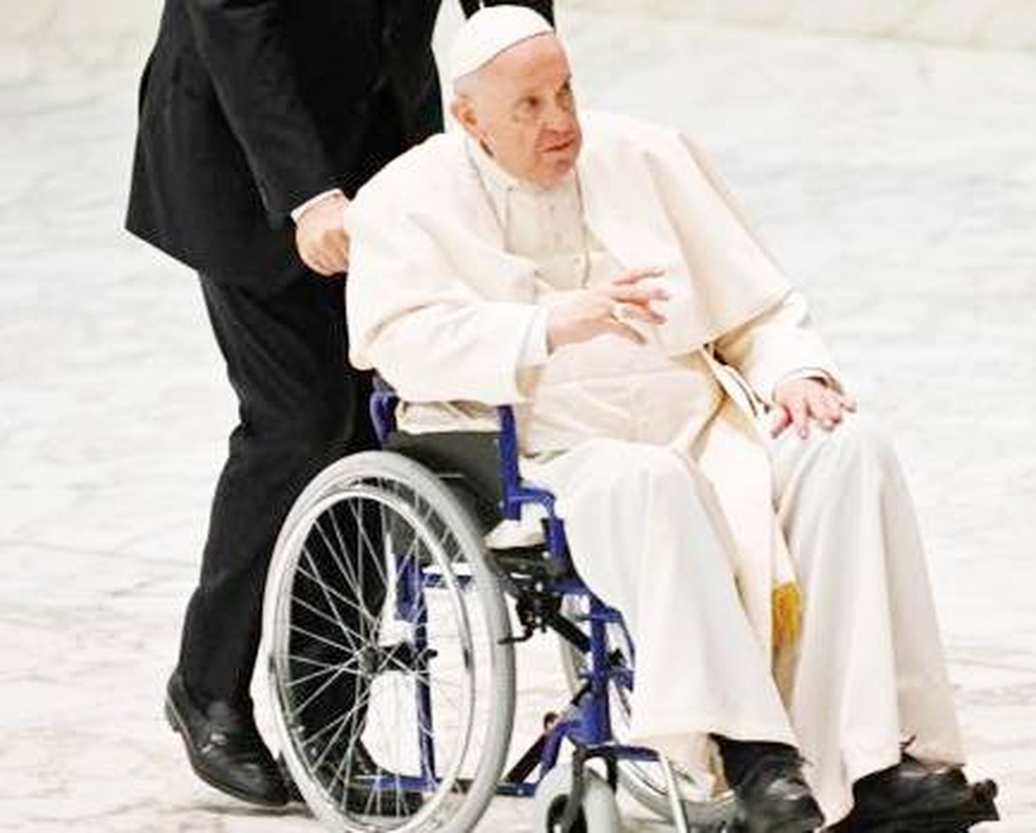 El Papa llega a un encuentro en silla de ruedas