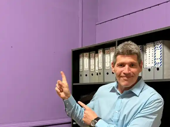 Recambio en la Legislatura: Diputado libertario le entregó el despacho pintado violeta a Mayra Mendoza