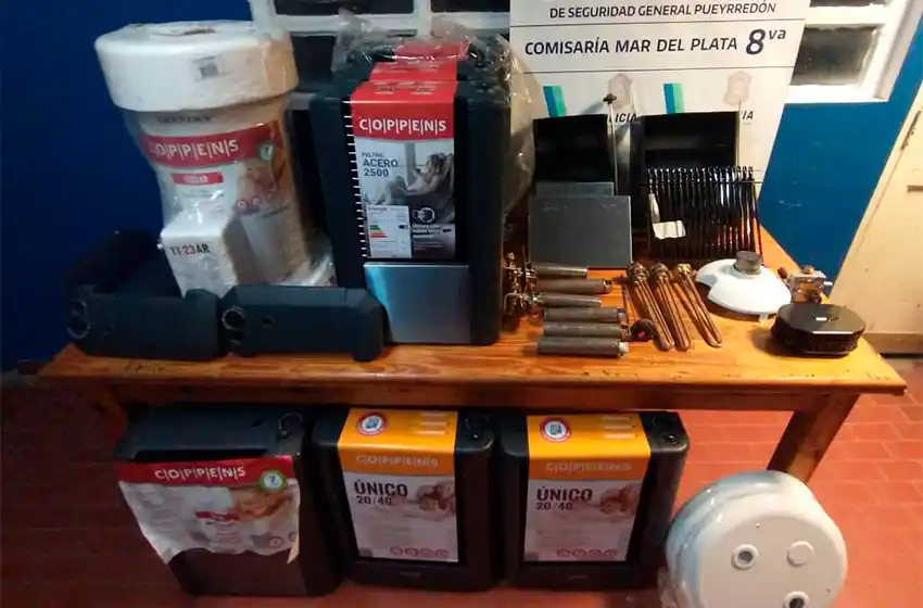 Video: descubren a empleado de Coppens que se robaba calefactores y termotanques