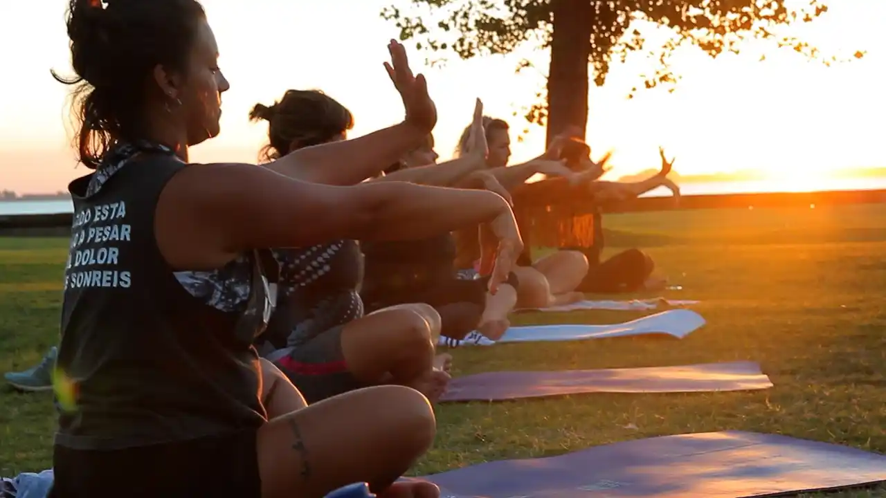 Yoga: Una oportunidad para relajarse y meditar con el espectacular marco del atardecer chascomunense