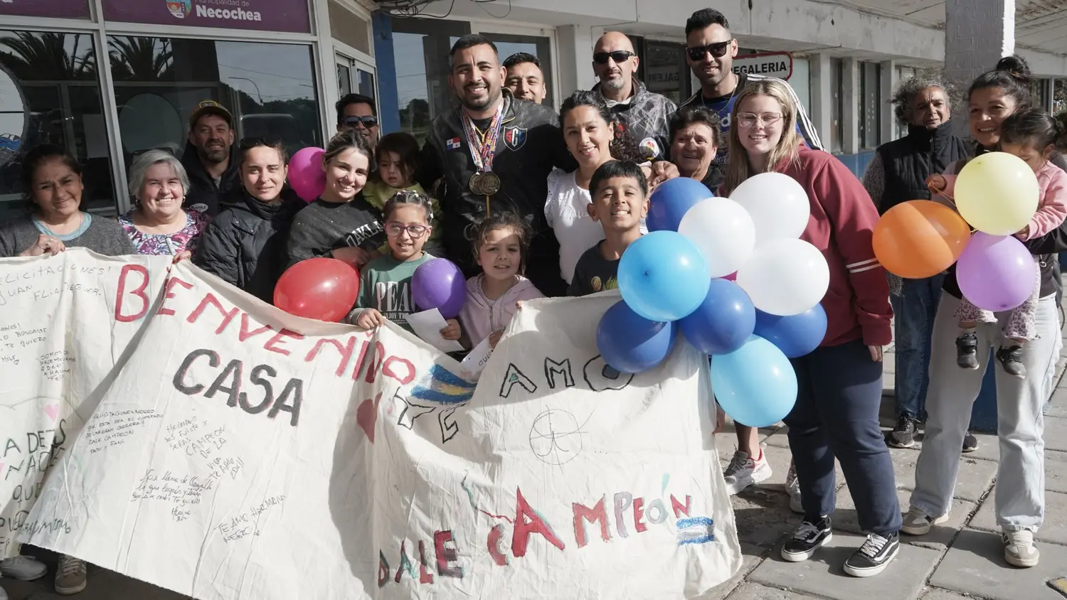 Recibimiento. Familiares y amigos de “La Parka” agasajaron al doble campeón local