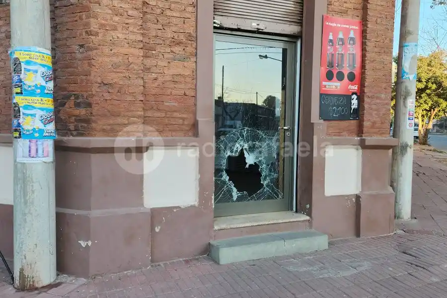 Reventaron una puerta de vidrio de un almacén y se metieron a robar por el hueco