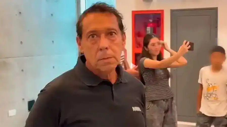 El padre de Agostina Páez viajó a Brasil para estar junto a su hija en medio de la causa por injuria racial que enfrenta en ese país.