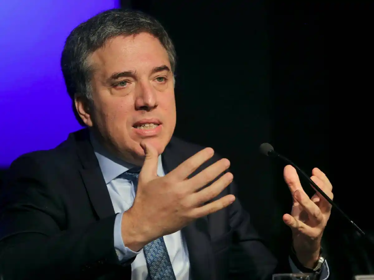Dujovne renegocia el acuerdo con el FMI