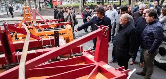 Compran maquinaria para apoyar a productores agrícolas del distrito