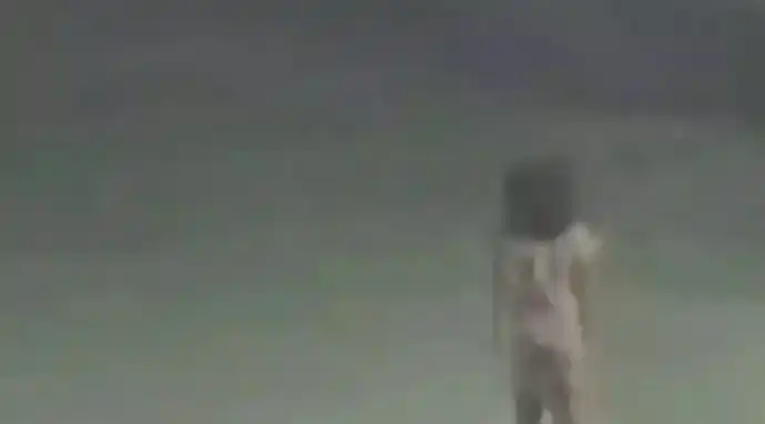 ¿Un fantasma? Cámaras de seguridad captan a una niña caminando sola y que se desvanece en el aire