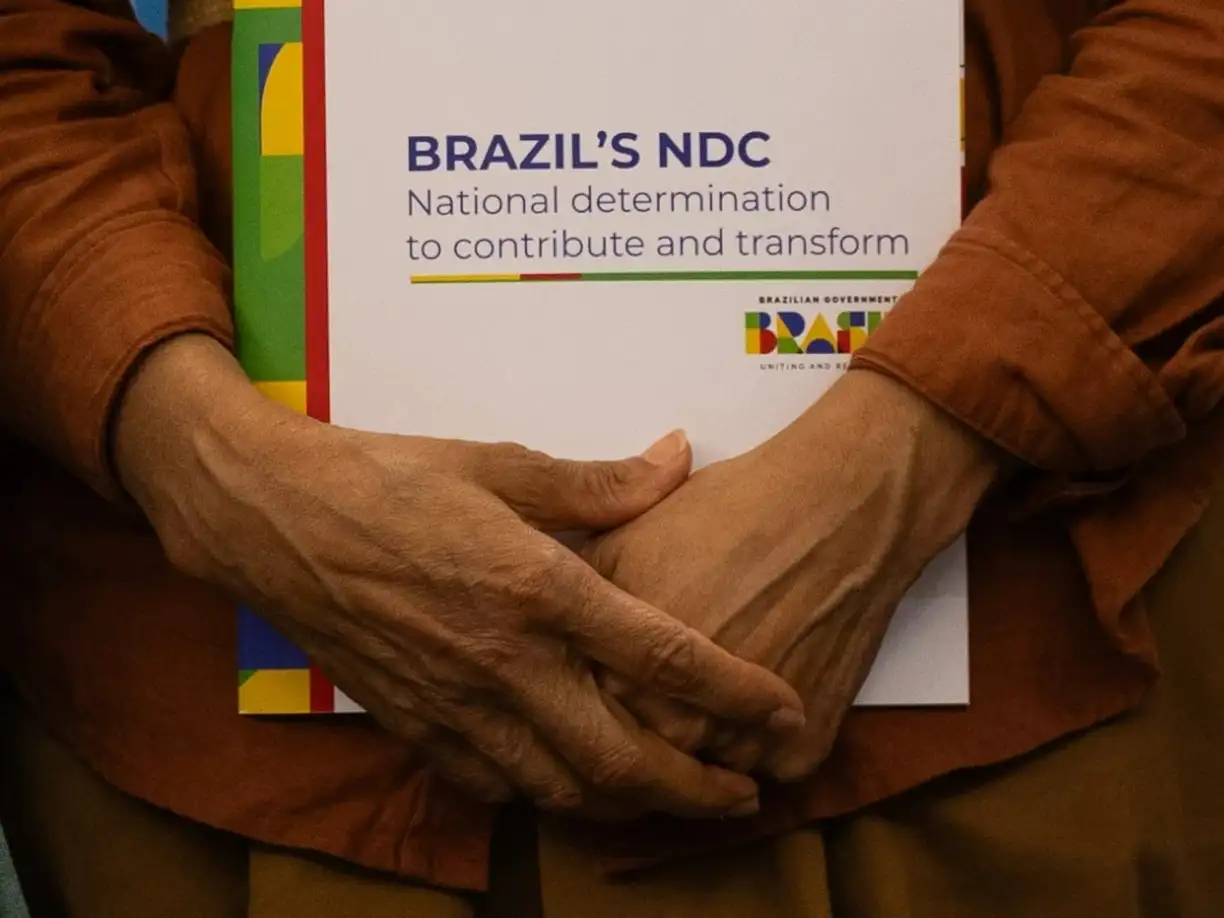 La ministra de Ambiente de Brasil, Marina Silva, con una copia del nuevo plan climático en sus manos.