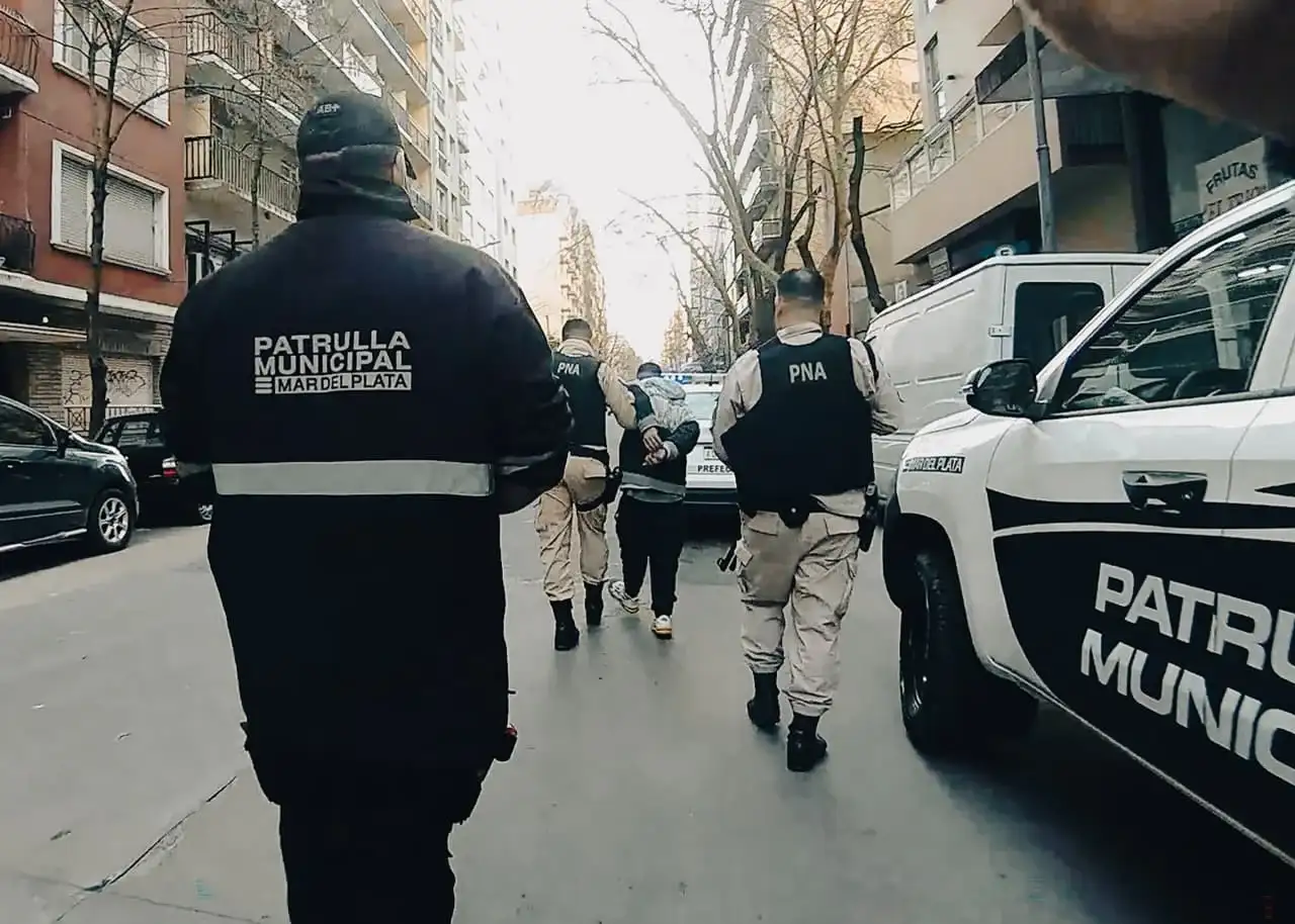 Al ser abordado por el personal, el hombre adoptó una actitud hostil hacia los efectivos.