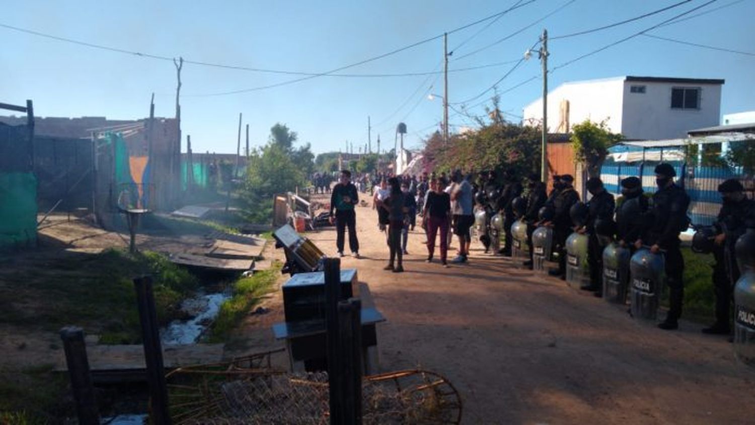 Protesta frente al Municipio de Escobar por familias desalojadas del barrio Stone: Reclaman tierras
