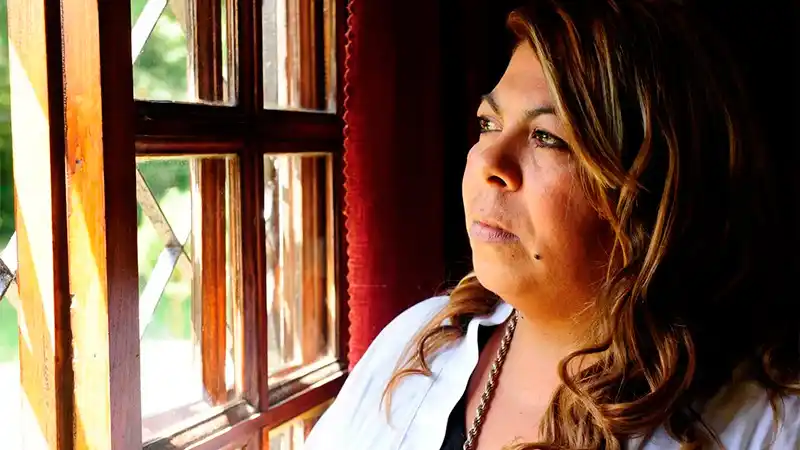 Buscaba a su madre, pero descubrió que había sido robada y vendida al nacer