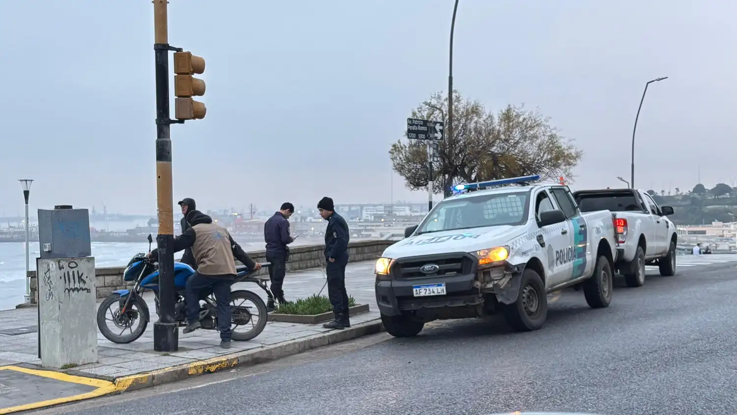 El asfalto, que se encontraba húmedo al momento del incidente, habría contribuido al despiste.