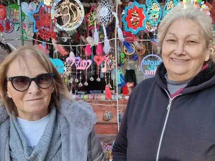 Noemí Jaunarena y Noemí Migón, feriantes del Paseo La Movediza.