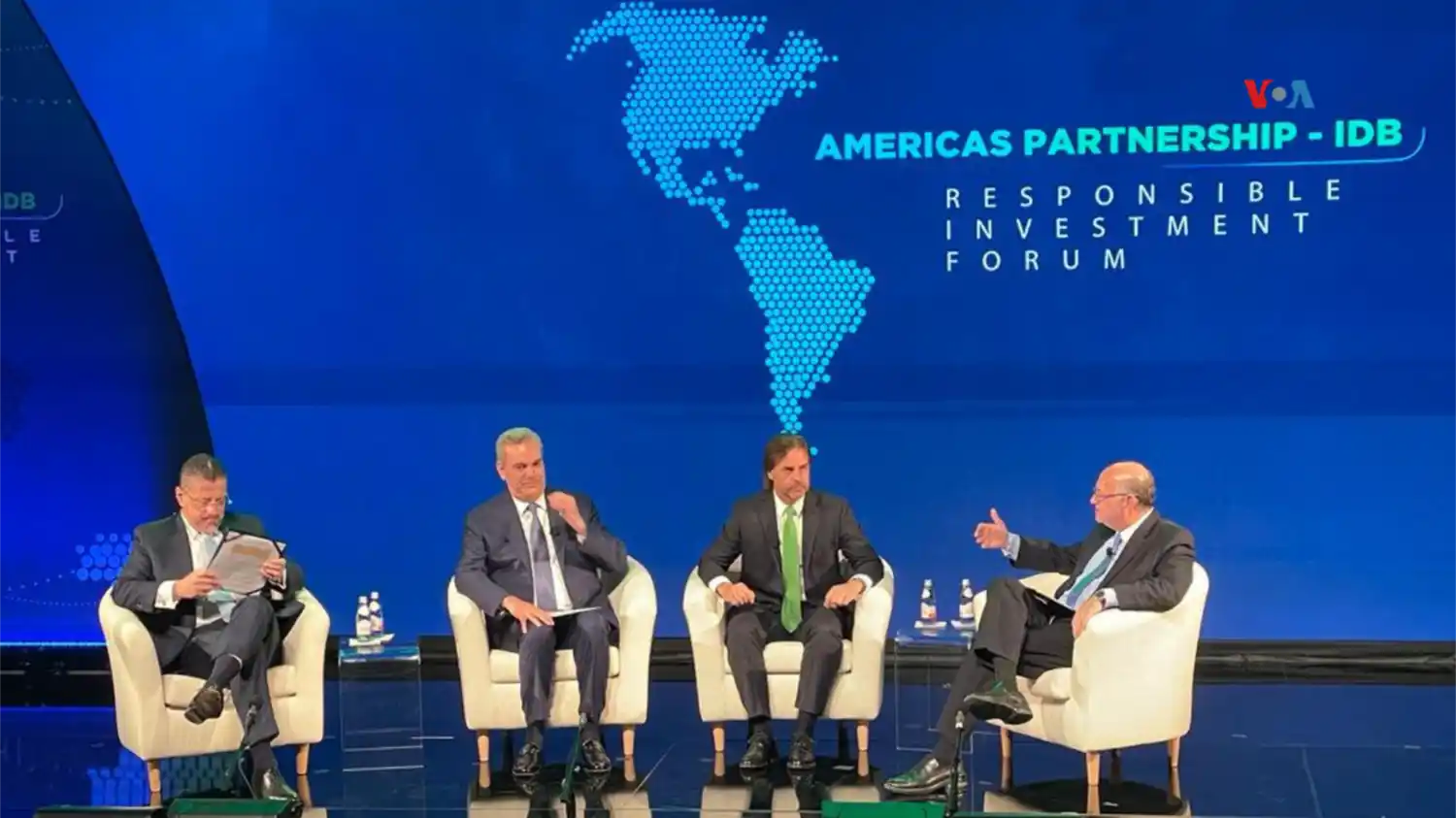 Los presidentes (de izq a der) de Costa Rica, Rodrigo Chaves; Rep. Dominicana, Luis Abinader; Uruguay, Luis Lacalle Pou y el director del BID, Ilan Goldfajn conversan en un panel del Foro de Inversión Sostenible, el 2 de noviembre en Washington, EEUU