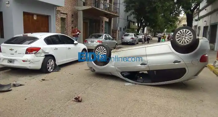 Mañana accidentada: Espectacular vuelco en pleno centro de la ciudad