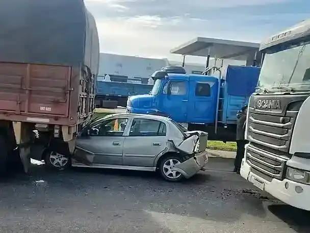 Un automovilista sufrió una fractura de columna tras quedar atrapado entre dos camiones en la Ruta 226