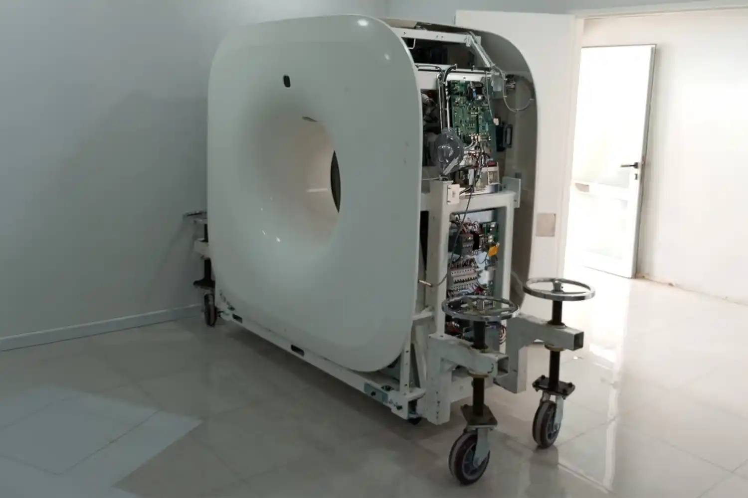 Trasladaron el nuevo tomógrafo a su ubicación definitiva en el Hospital.