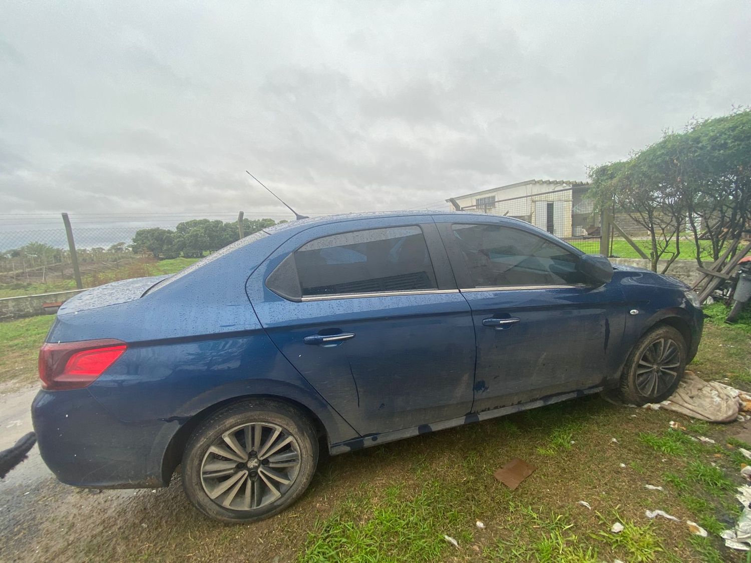 El Peugeot 301 fue hallado a orillas del río, al final del denominado Camino a La Balsa.
