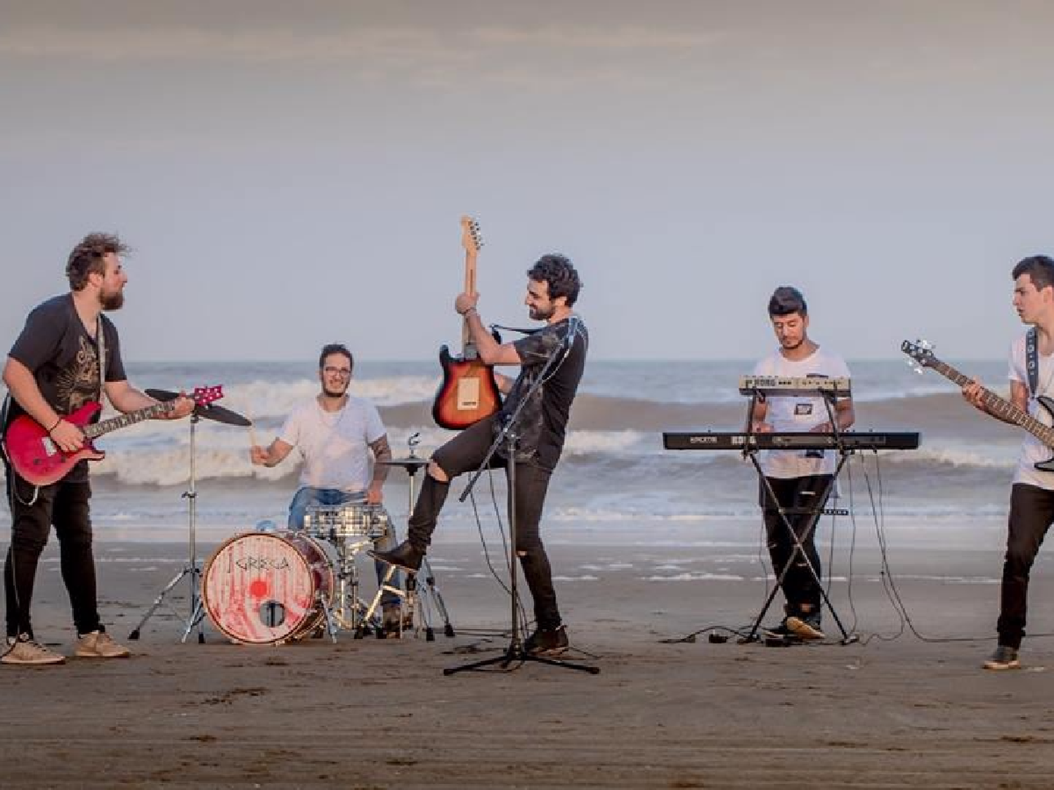 Antes de una nueva gira por la costa, I Griega vende una edición especial de “Diana”