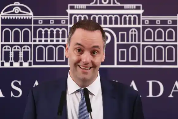 Por decreto, Javier ascendió a Adorni como secretario de Estado: ¿de cuántos será su sueldo?