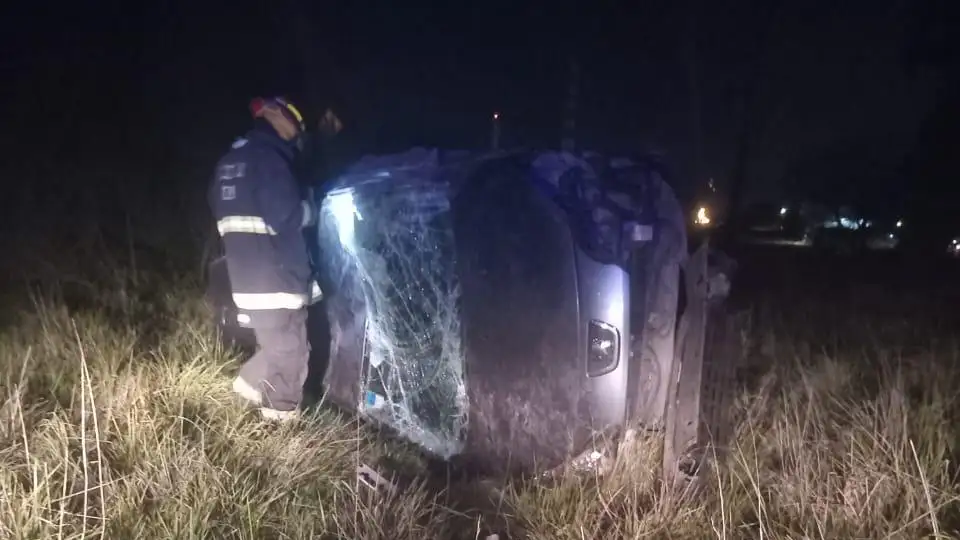 El vehículo terminó volcado sobre la banquina