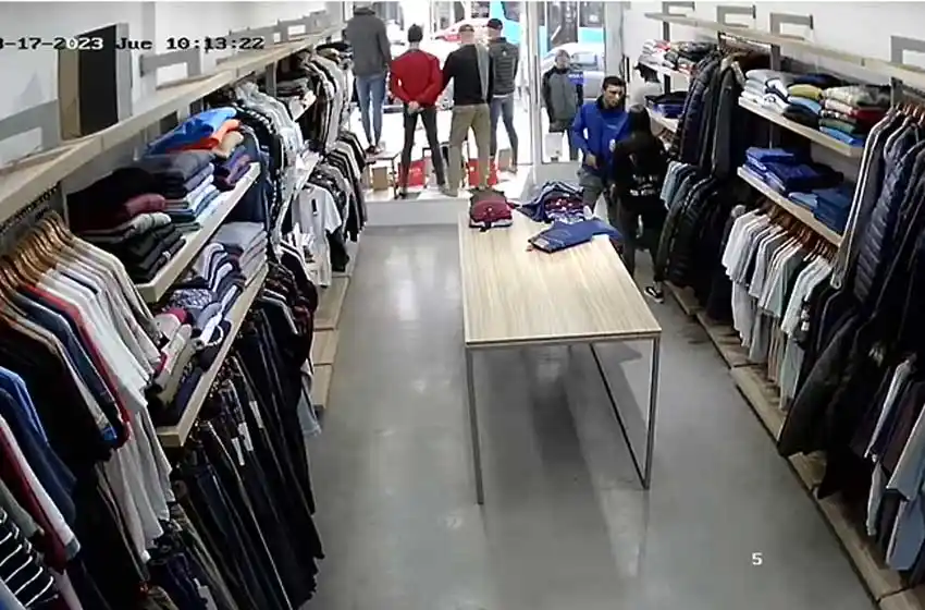 De terror: entró a una tienda de ropa de zona sur con una ametralladora y asaltó a la vendedora