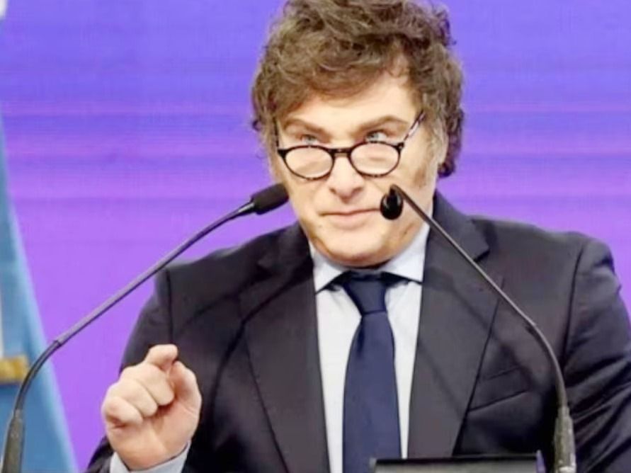 Milei descarta devaluación y acusa a Cristina Kirchner de buscar desestabilizar su gobierno