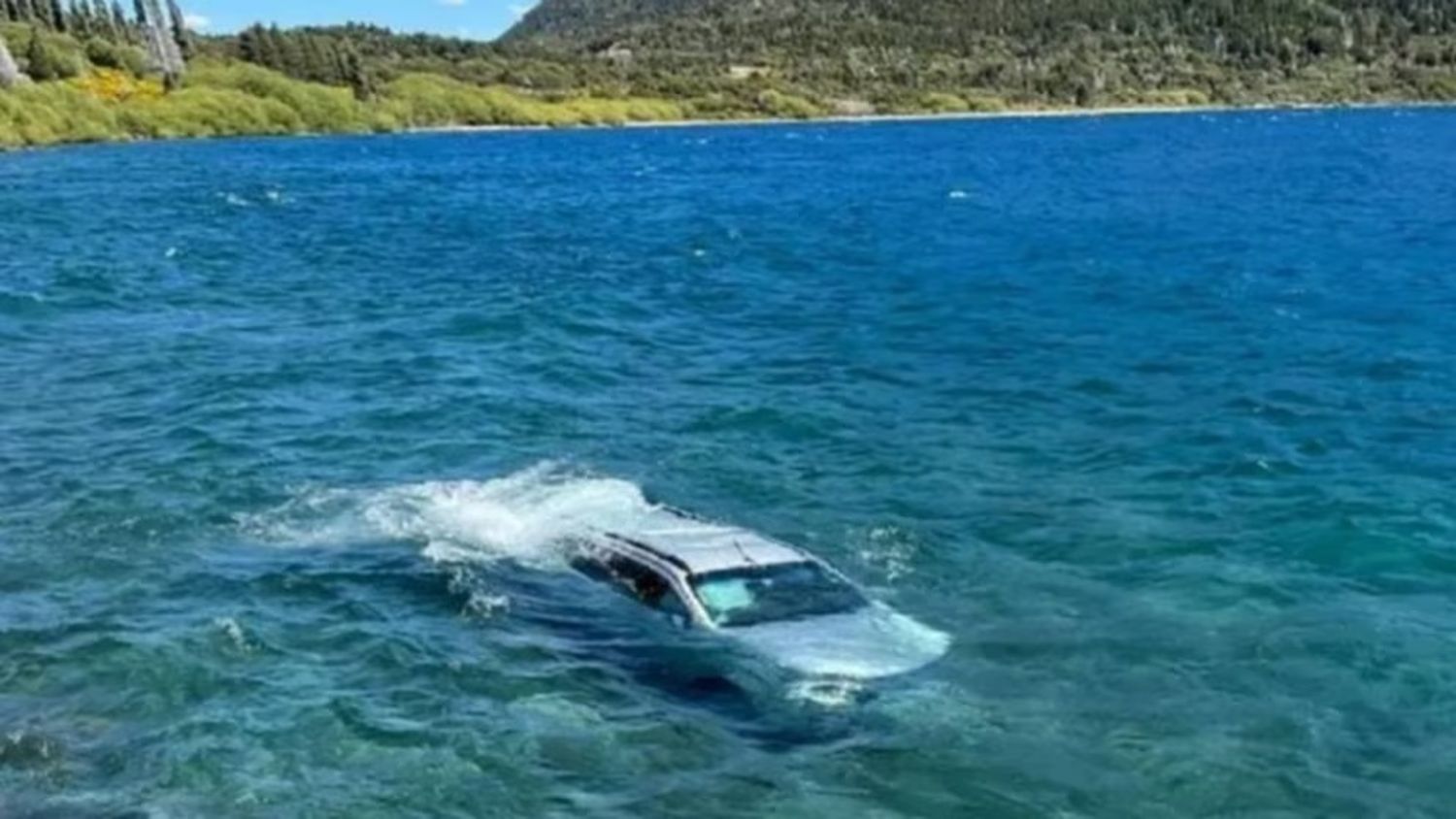 Un conductor perdió el control de su auto y terminó en el Lago Nahuel Huapi