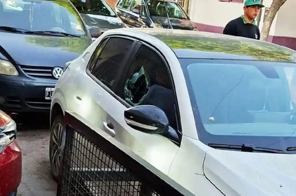 Foto: Así quedó el auto atacado por un vecino. (Foto: Radio Ciudad/Instagram)