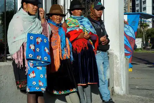 Indígenas afuera de la Universidad Politécnica Salesiana (UPS), donde se refugian, en Quito, el 21 de junio de 2022, en el noveno día consecutivo de protestas contra el gobierno.